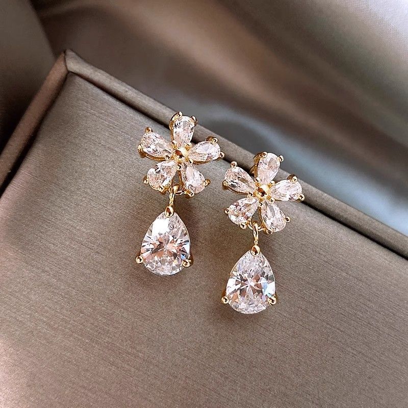 New Teardrop Floral Stud Earrings For Women, Light Luxury High-End Temperament Earrings, Niche Designer Fashion Ear Jewelry
