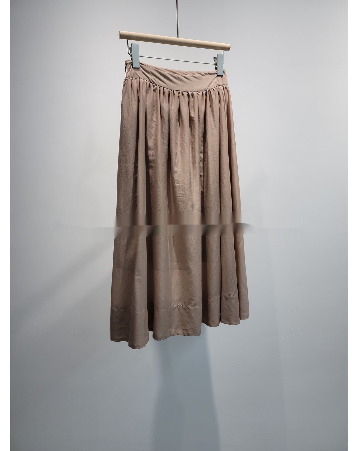 Elastic High-waisted Pleated Midi Skirt With A Flowing Full Hem For Workwear Styling