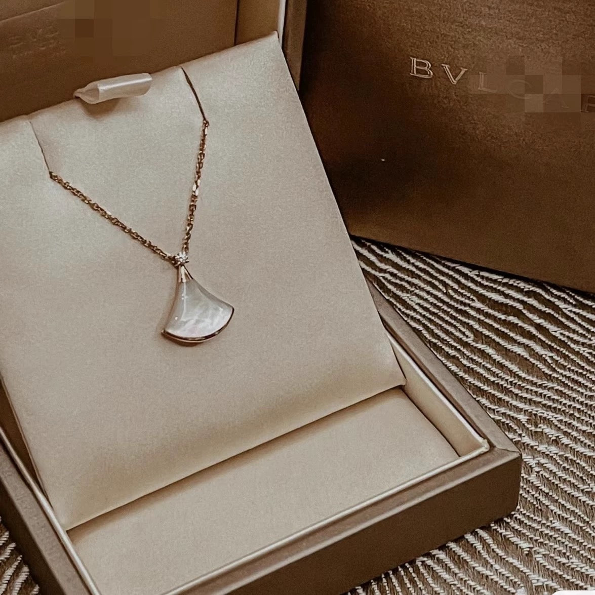 High Version Light Luxury Fan Skirt Pendant Necklace For Women, Niche White Mother Of Pearl Clavicle Chain, New Trendy Jewelry Gift For Her