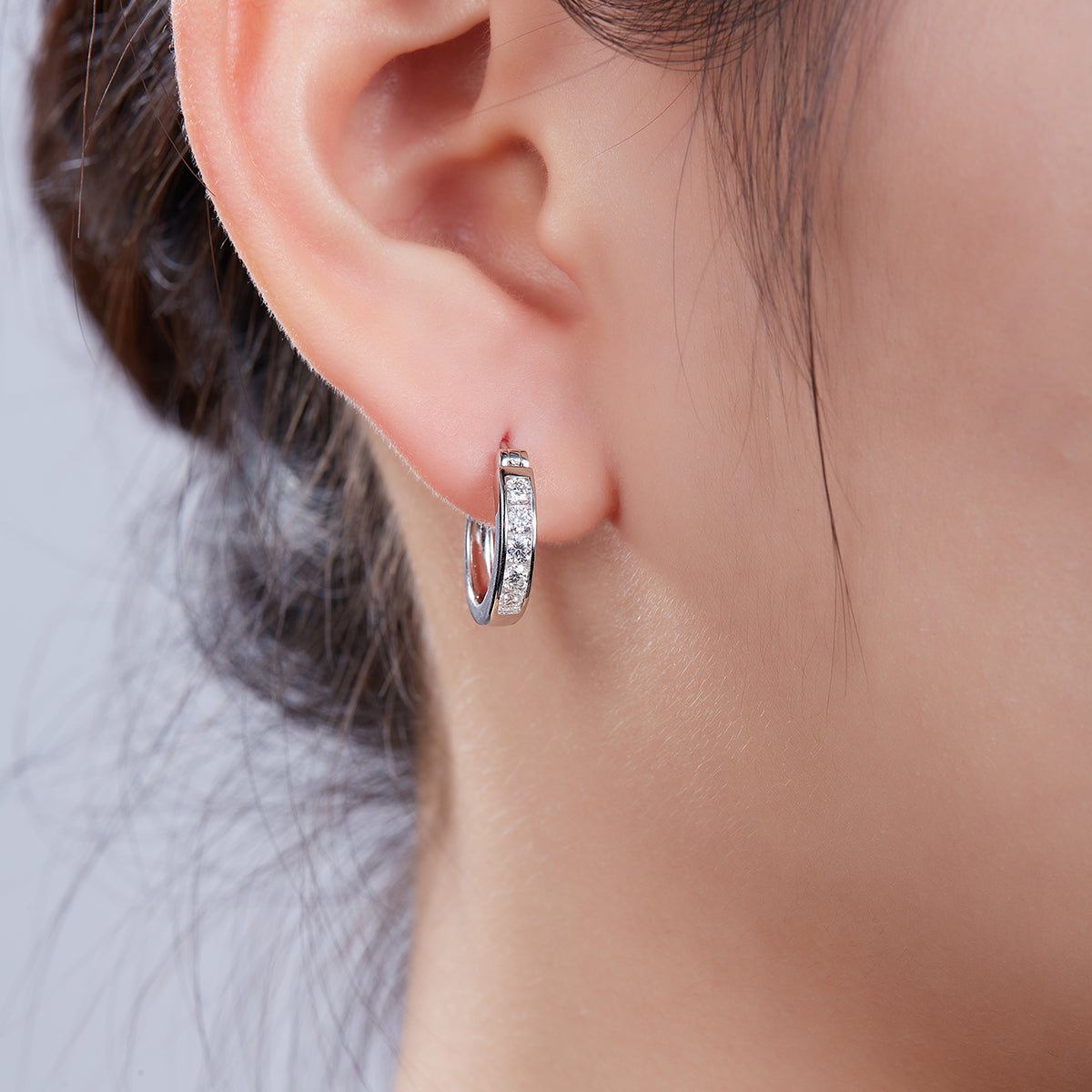 3.3g S925 Sterling Silver 10-Stone Moissanite Hoop Earrings 15.5mm Channel Set Huggie Hoops With GRA, Platinum Plated Jewelry Gift Box Set For Women