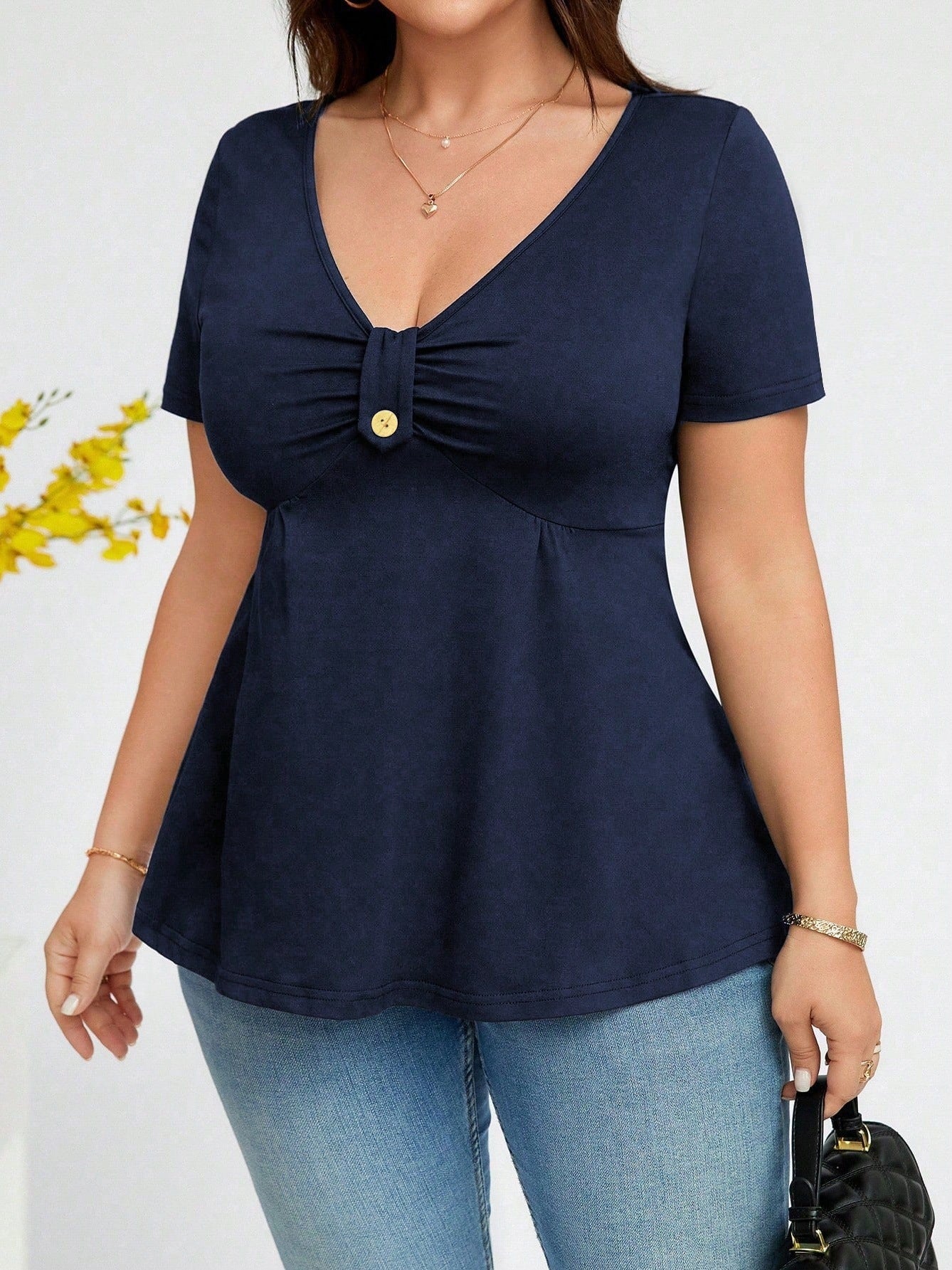 New Stylish And Elegant Solid-color V-neck Short-sleeve Top With A Buckle Detail