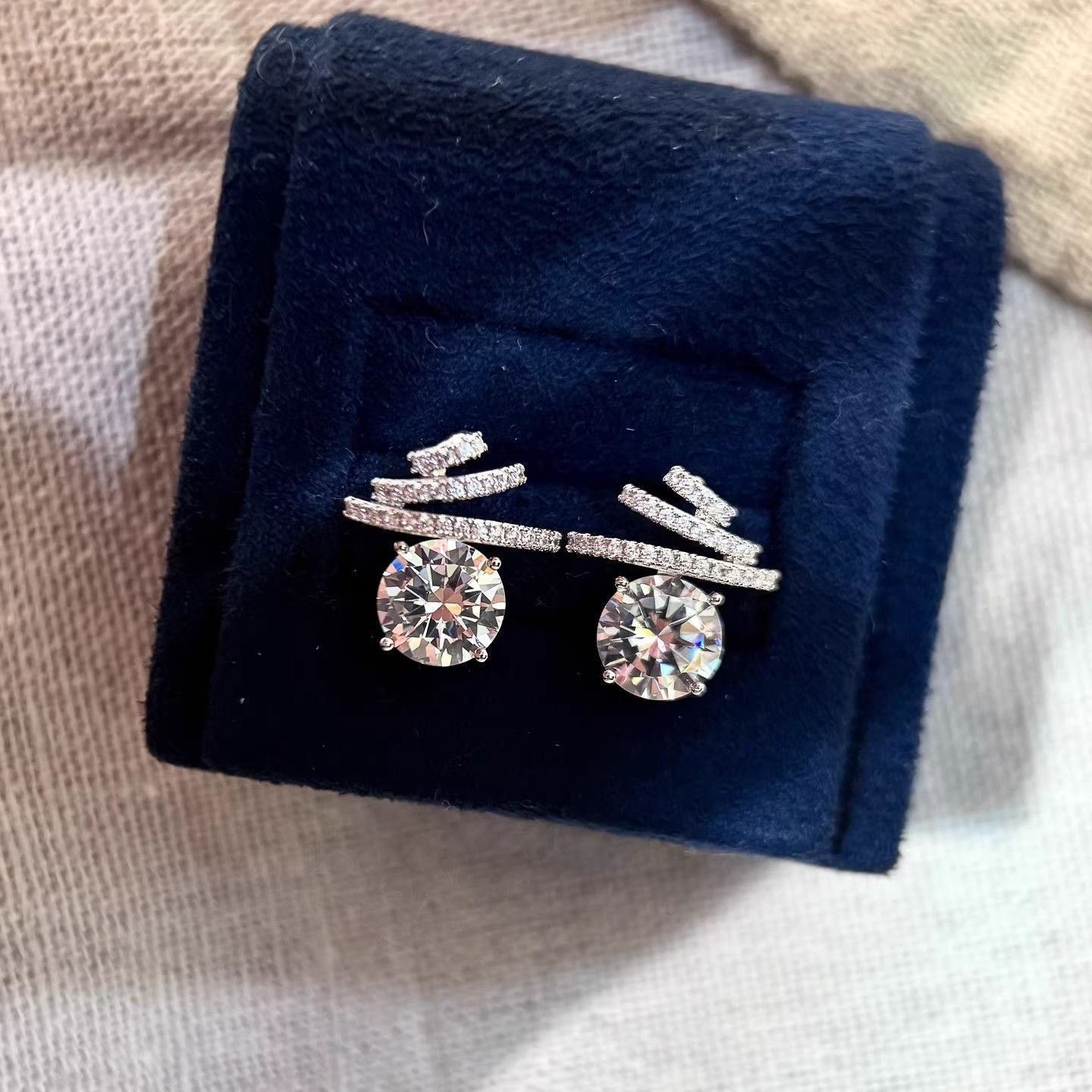 2026 New Light Luxury Sparkling Rhinestone Meteor Stud Earrings For Women, Niche Designer High-End Exquisite Elegant Unique Ear Jewelry