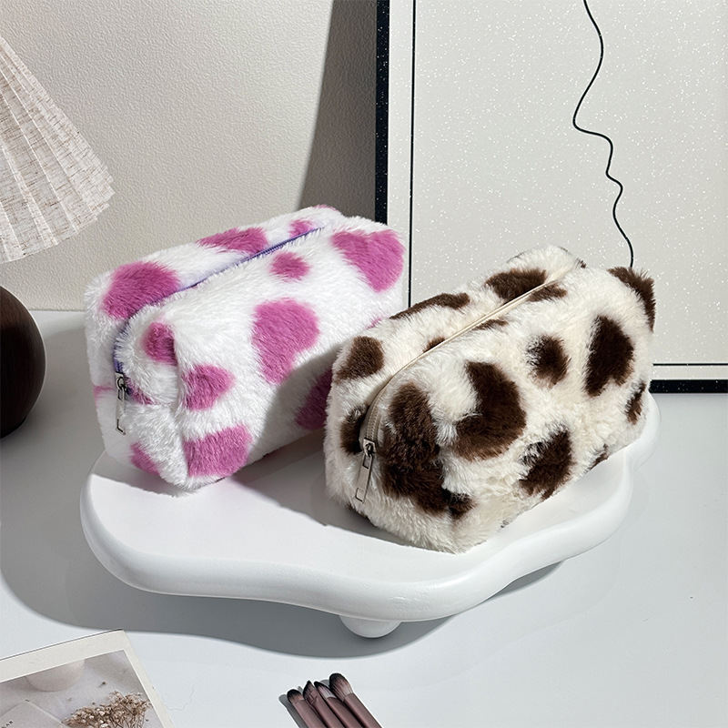 Cute And Stylish Makeup Bag With A Heart-shaped Plush Design Large Capacity And Portable