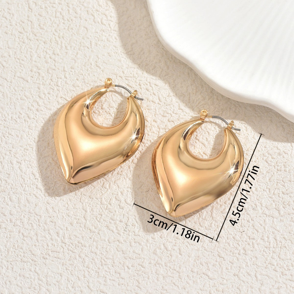 Cross-border European American Women Huggie Earrings, Niche Premium Geometric Heart U-Shape Hollow Design, Versatile Fashion Daily Ear Jewelry