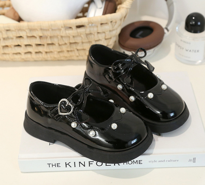 2026 Spring & Autumn New British Style Patent Leather Shoes, Fashion Girls' Flat Shoes With Pearl Bow & Heart Decor