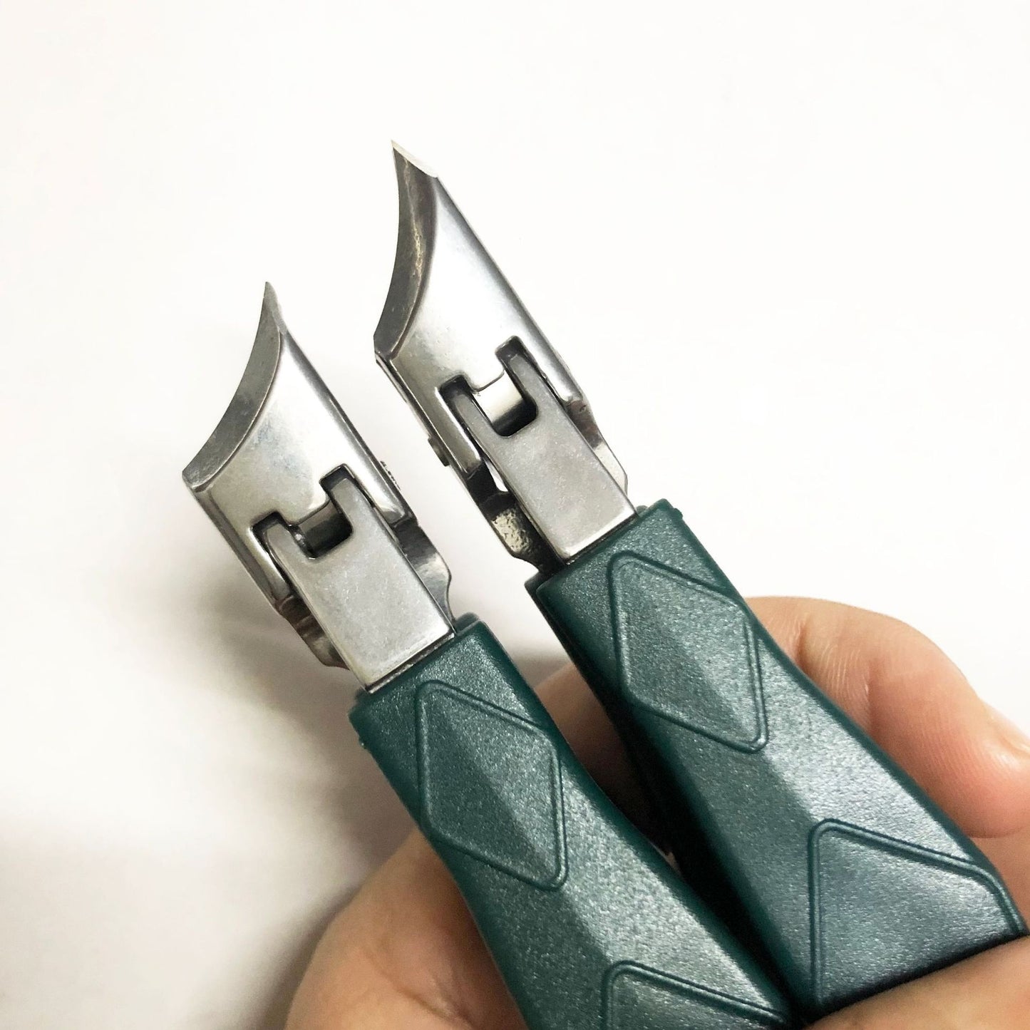 Slanted-jaw Nail Clippers Designed To Prevent Splashing During Ingrown Toenail Care
