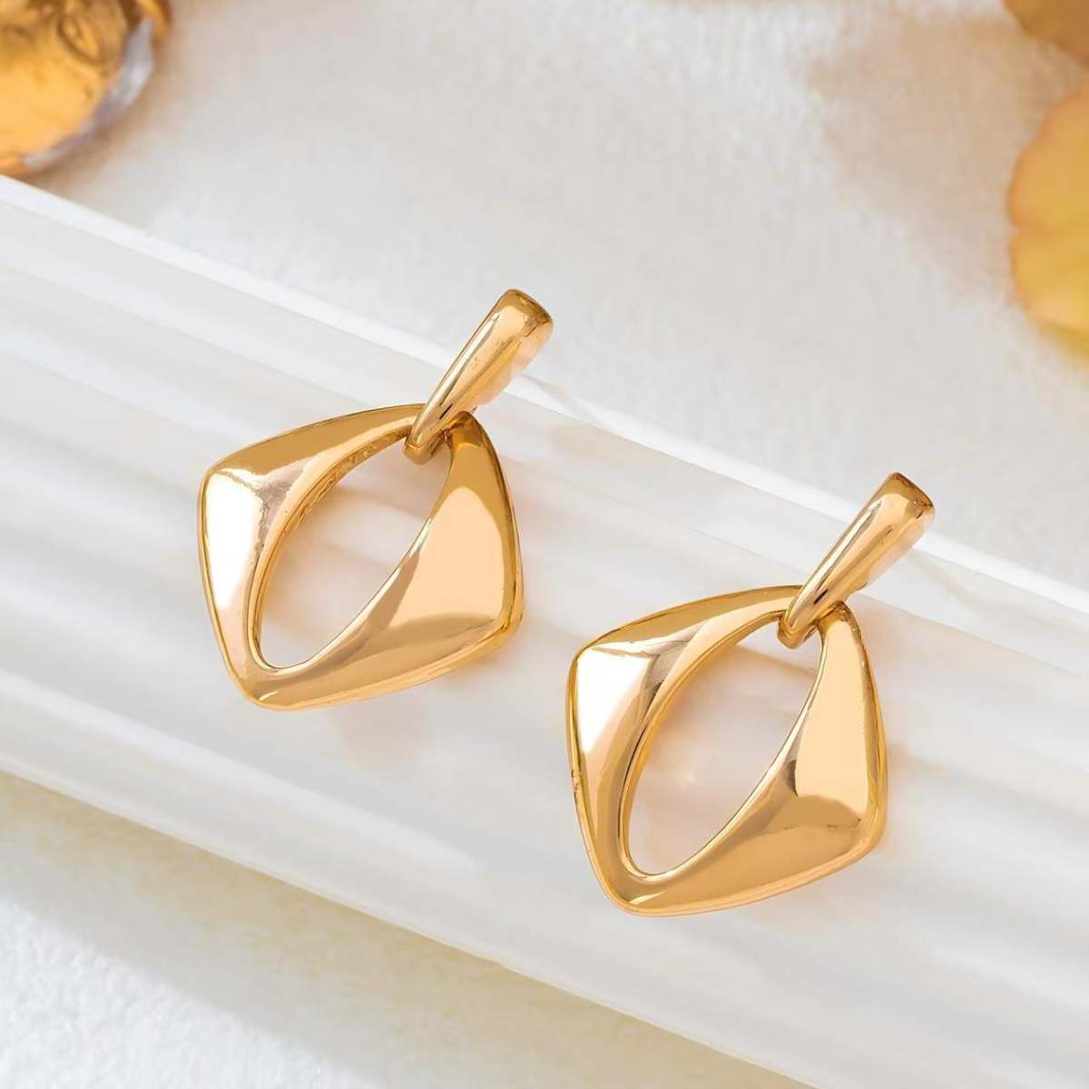Korean-style Geometric Rhombus Earrings For Women, Stylish & Personalized Hollow Dangle Earrings, Minimalist Cold Style, Versatile For Daily Commute, Delicate Fashion Jewelry For Wholesale.
