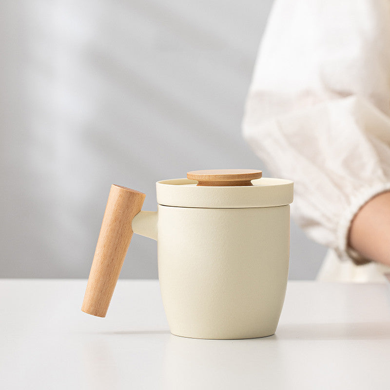 Cream-style Ceramic Tea Cup With A Built-in Tea Leaf Separator Perfect For Personal Office Use Complete With Lid And Strainer