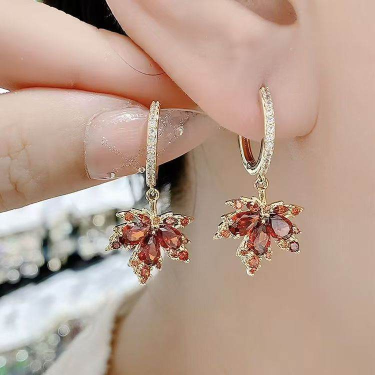 New Delicate Red Maple Leaf Ear Buckles, Light Luxury Vintage Stylish Earrings, Sweet And Elegant Ear Accessories.
