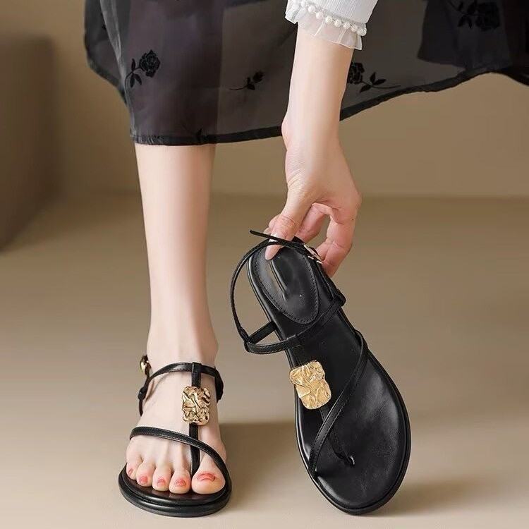 Women Minimalist Crumpled Metal Decor Thong Flat Sandals