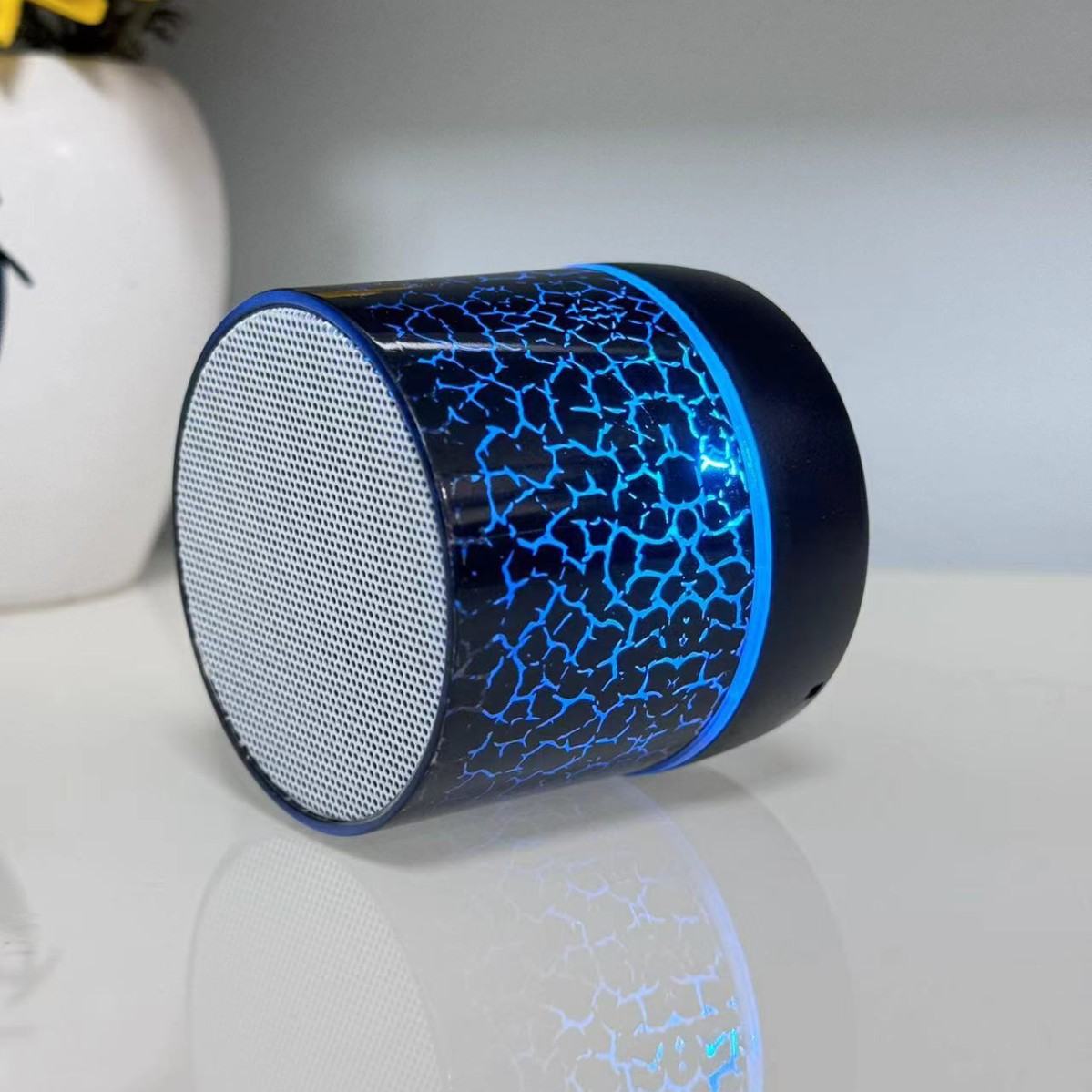 New Mini Crack Bluetooth Speaker, Portable Card-inserting Subwoofer Speaker, Led Light-up Wireless Speaker Gift