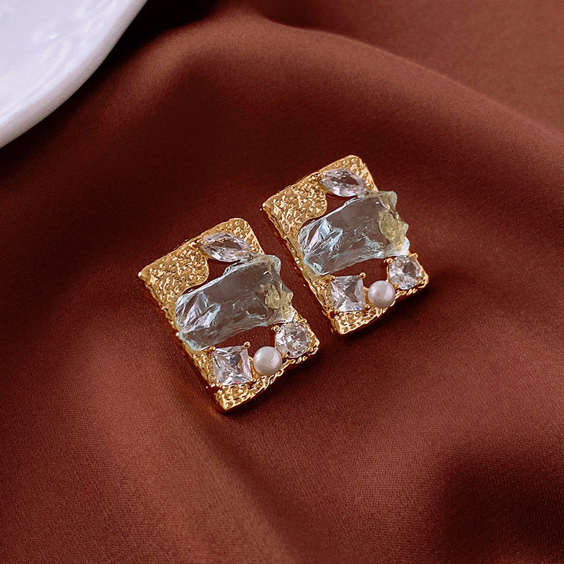 Light Luxury Retro Earrings - Vintage Ins Style Studs, Niche Premium Ear Jewelry, Wholesale Fashion Accessories