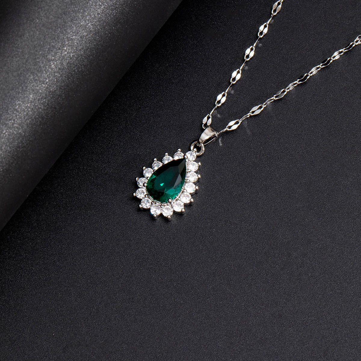 Emerald Gem Crystal Short Necklace Lockbone Chain Light Luxury Retro Simple Fairy Zircon Water Drop Heart-shaped Women's Fashion