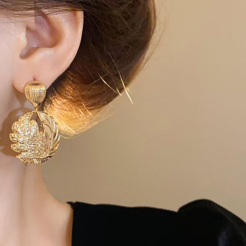 Metal Retro Round Leaf Stud Earrings, Light Luxury High-End Niche Minimalist Cold Style Fashion Elegant Ear Jewelry For Women