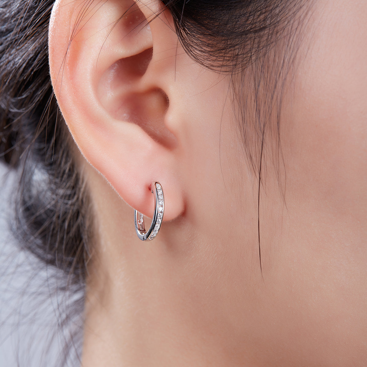1.9g S925 Sterling Silver 22 Stone Moissanite Hoop Earrings 15mm Platinum Plated Huggie Hoops With GRA Certificate, Jewelry Gift Box Set For Women
