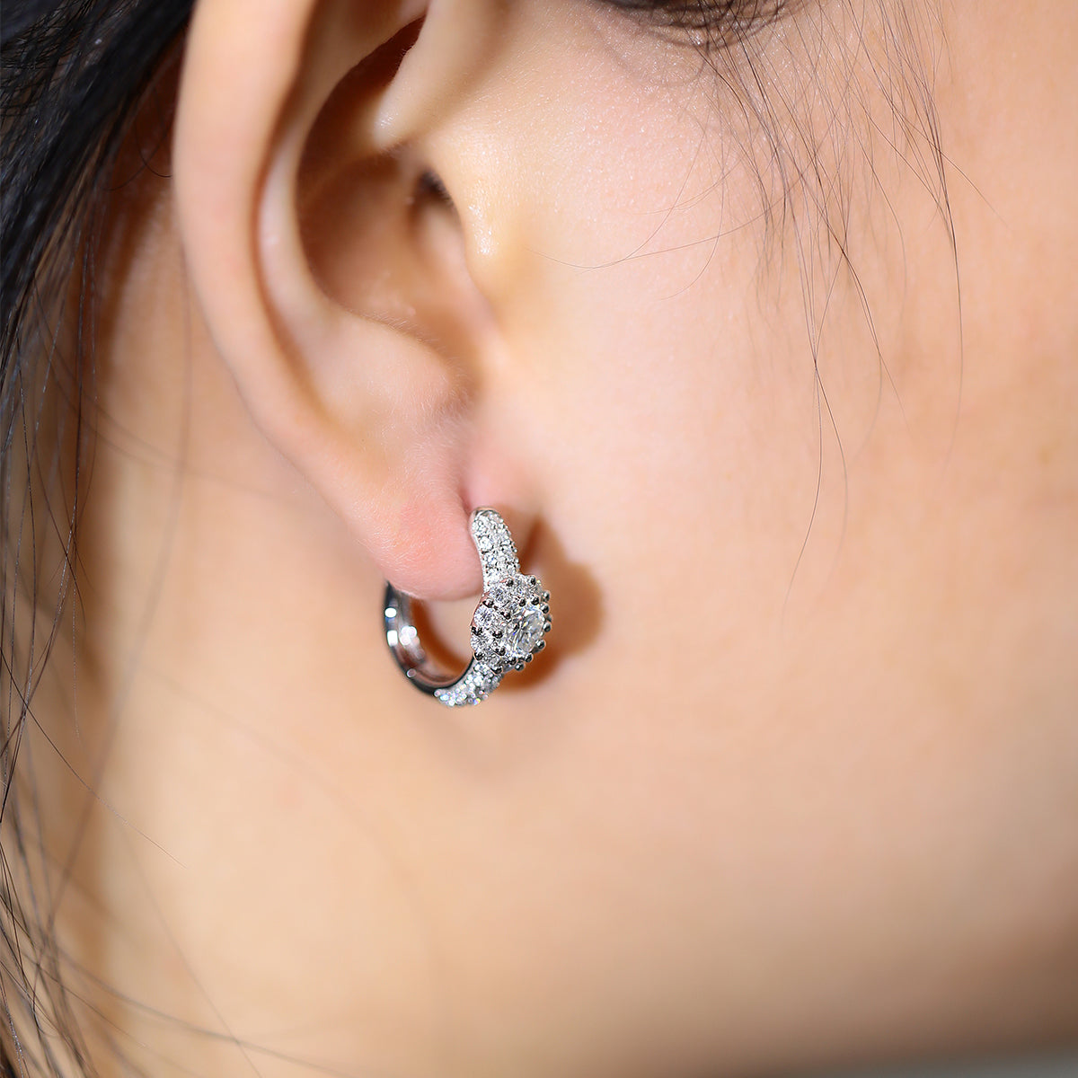 5.4g S925 Sterling Silver 5mm Moissanite Halo Hoop Earrings Pave Huggie Hoops With GRA Certificate, Platinum Plated Jewelry Gift Box Set For Women