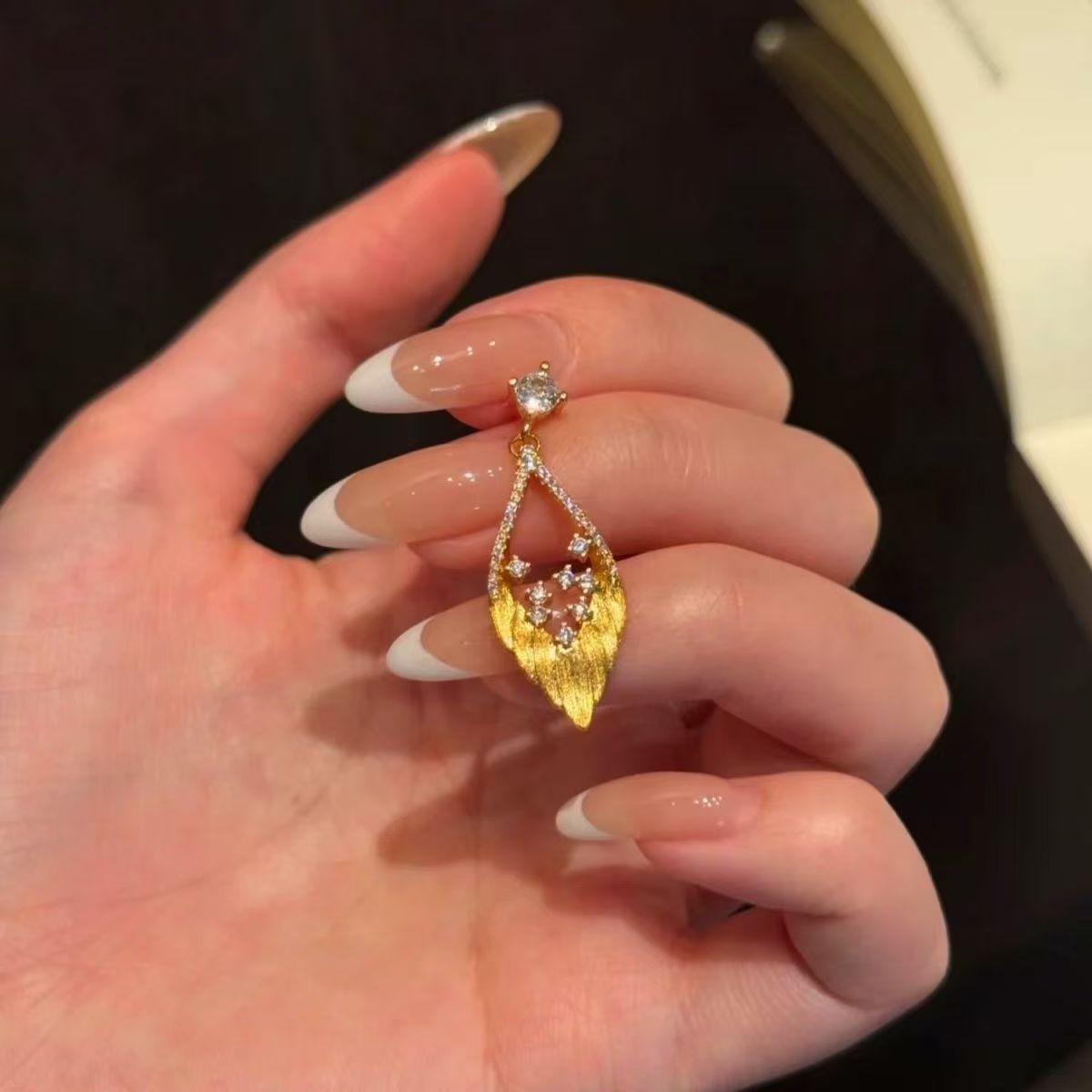 2026 New Golden Brushed Feather Earrings For Women, Retro Light Luxury Brushed Studs With Rhinestone Inlay Fashion Ear Jewelry