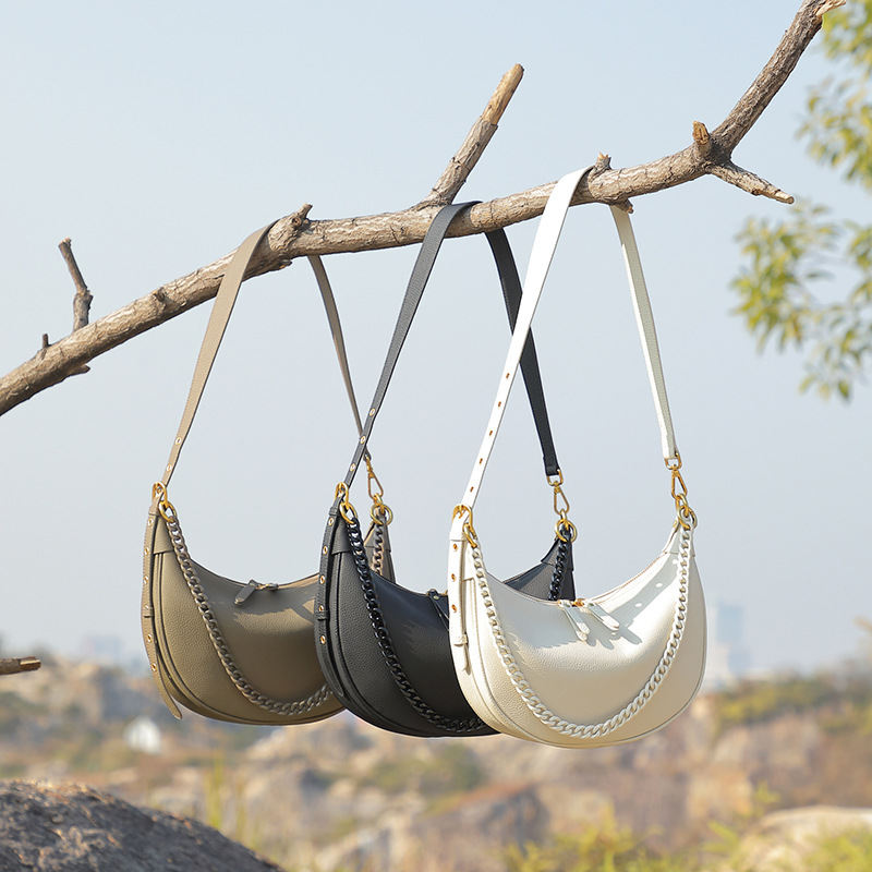 Fashionable Shoulder Bag With A Luxurious Chain Suitable For Cross-body Wear