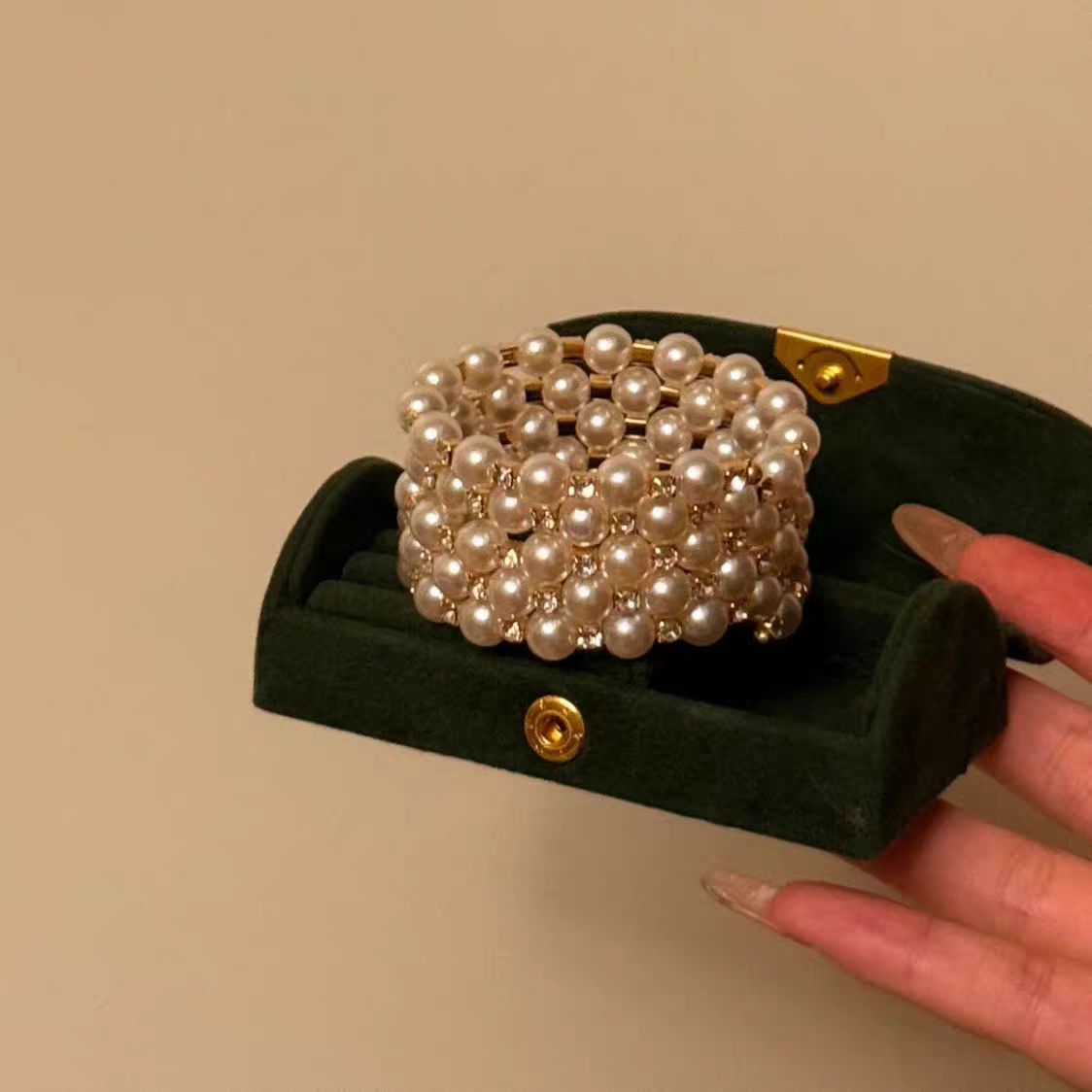 European And American New Retro Imitation Pearl Flash Diamond Wide Version Bracelet Niche Accessible Luxury High-End Hand Jewelry Bracelet Fashion Accessories