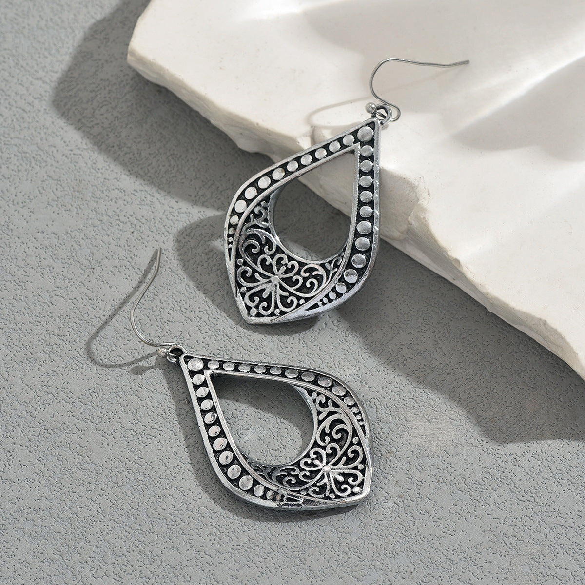 Cross-border European American Vintage Women Earrings, Geometric Hollow Out Design Antique Silver Stud Earrings, Versatile Fashion Ear Jewelry Wholesale