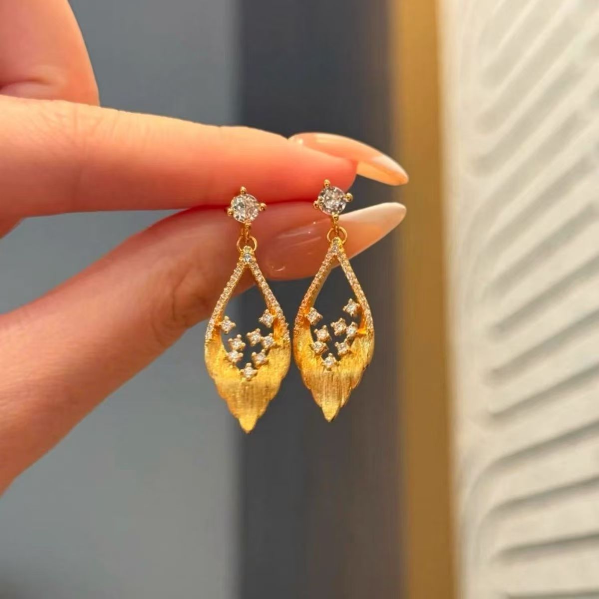 2026 New Golden Brushed Feather Earrings For Women, Retro Light Luxury Brushed Studs With Rhinestone Inlay Fashion Ear Jewelry