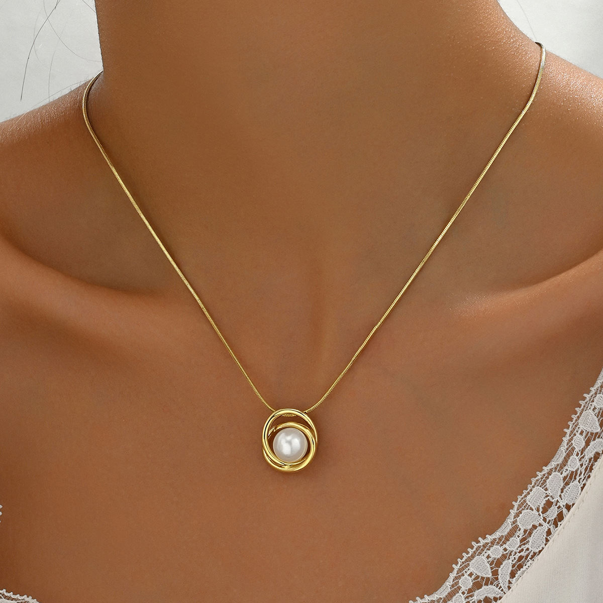 Korean Soft Sweet Camellia Style Women Clavicle Necklace, Niche Design With Faux Pearl Strands & Intersecting Circle Pendant, Daily Versatile Neck Jewelry For Ladies