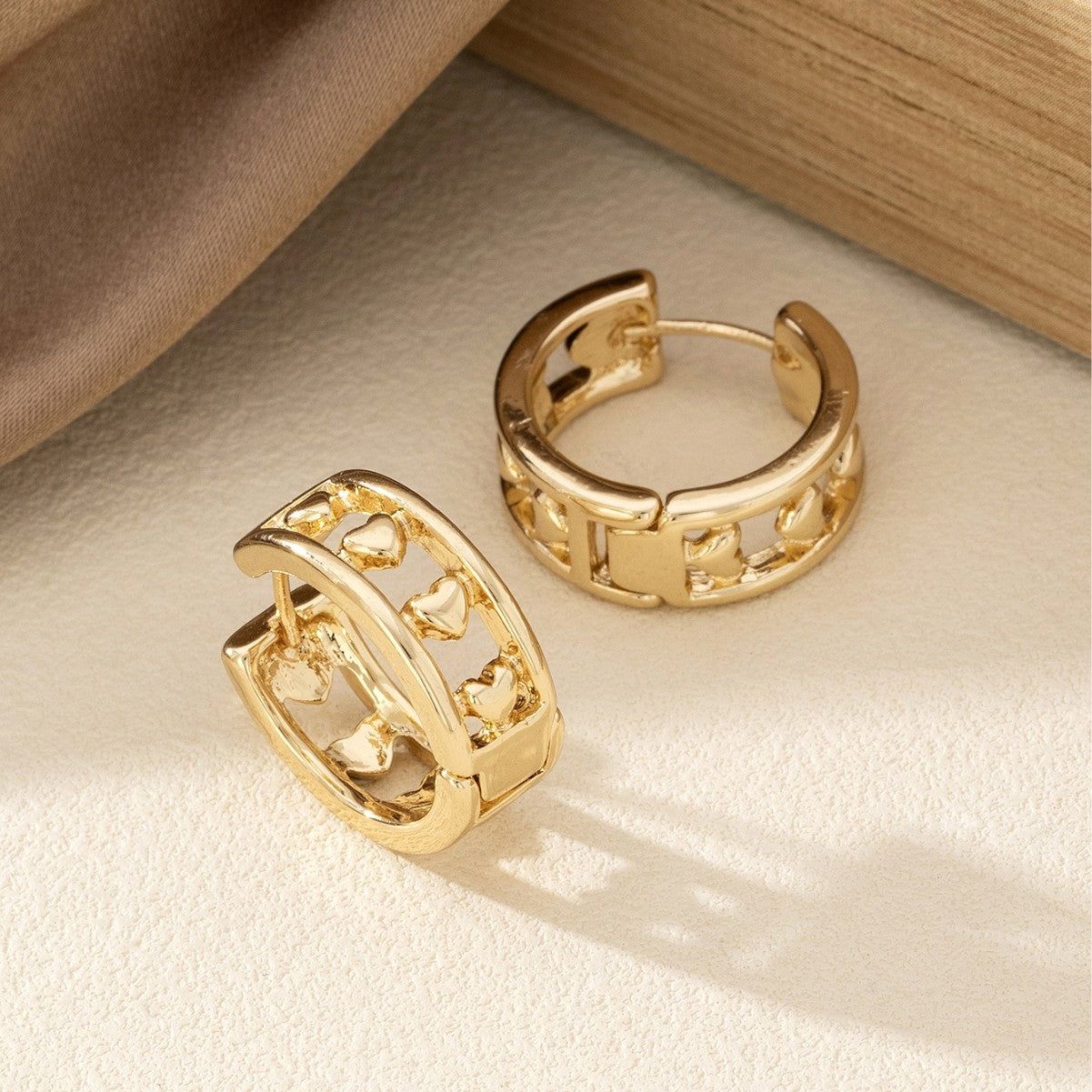 Minimal Hollow Heart Hoop Earrings For Women, Unique Niche High-End Retro Hot Selling Versatile All-Match Cross-Border Fashion Ear Jewelry
