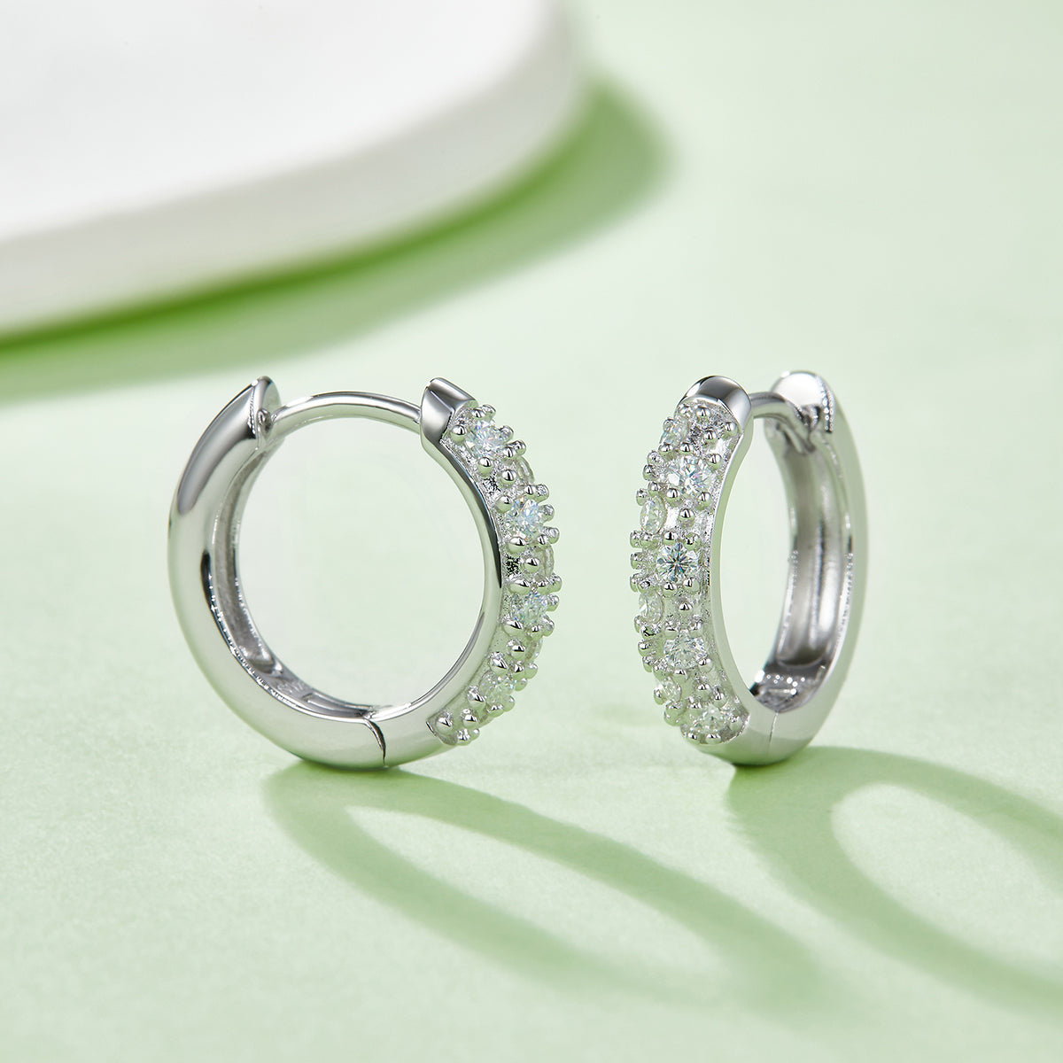 2.9g S925 Sterling Silver 15mm Moissanite Hoop Earrings  16 Stone Pave Huggie Hoops With GRA Certificate, Platinum Plated Jewelry Gift Box Set For Women