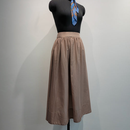 Elastic High-waisted Pleated Midi Skirt With A Flowing Full Hem For Workwear Styling