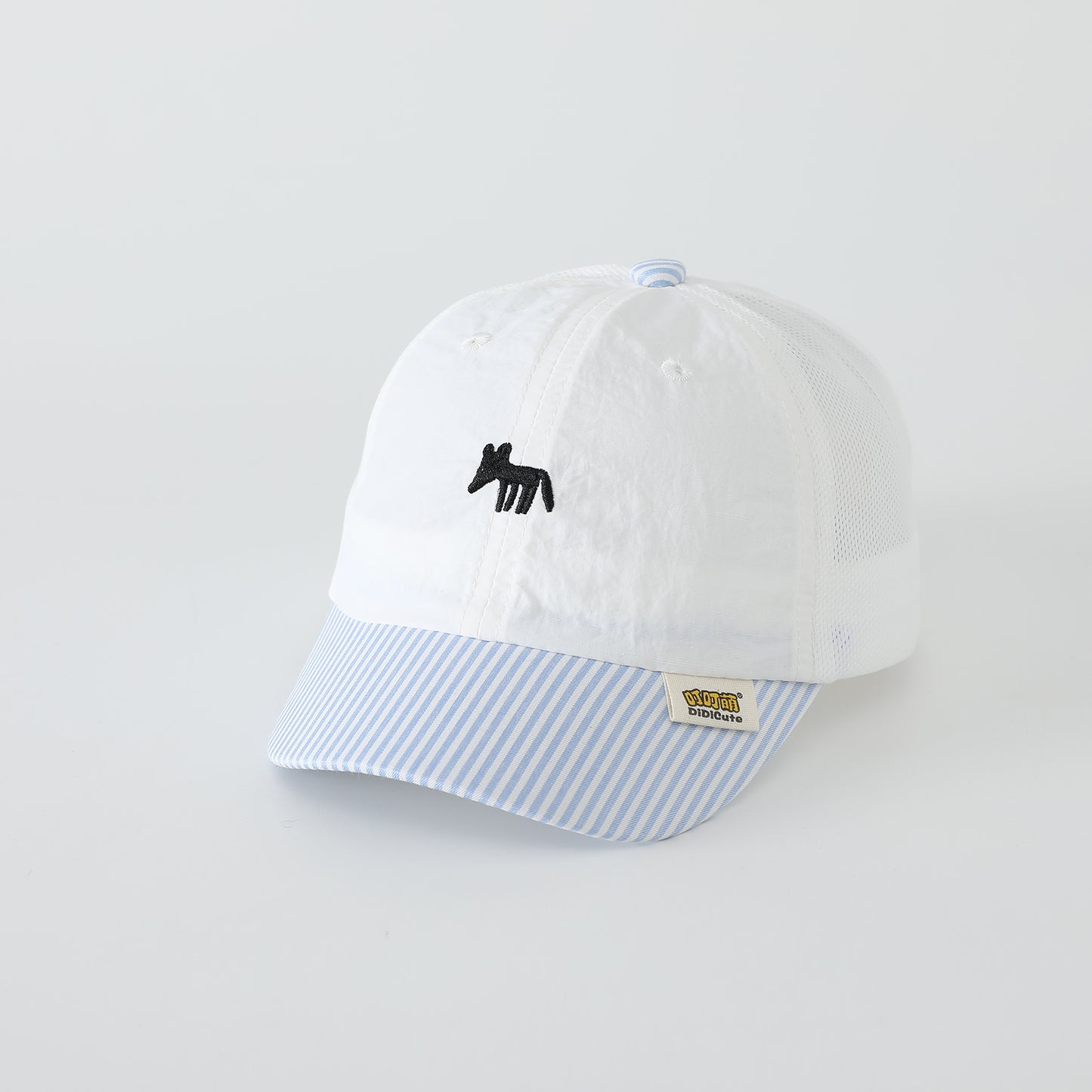 The New Men's And Women's Embroidered Fox-patterned Pointed-mouth Baseball Cap With A Stylish And Simple Design Featuring A Velcro Fastening Is Suitable For Daily Outdoor Use.