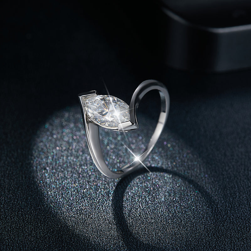 Engraved With Top-quality Moissanite, This Luxurious And Fashionable Minimalist Jewelry Set Features Exquisite Silver Accessories For Ladies. Made Of S925 Silver With Electroplated Platinum.
