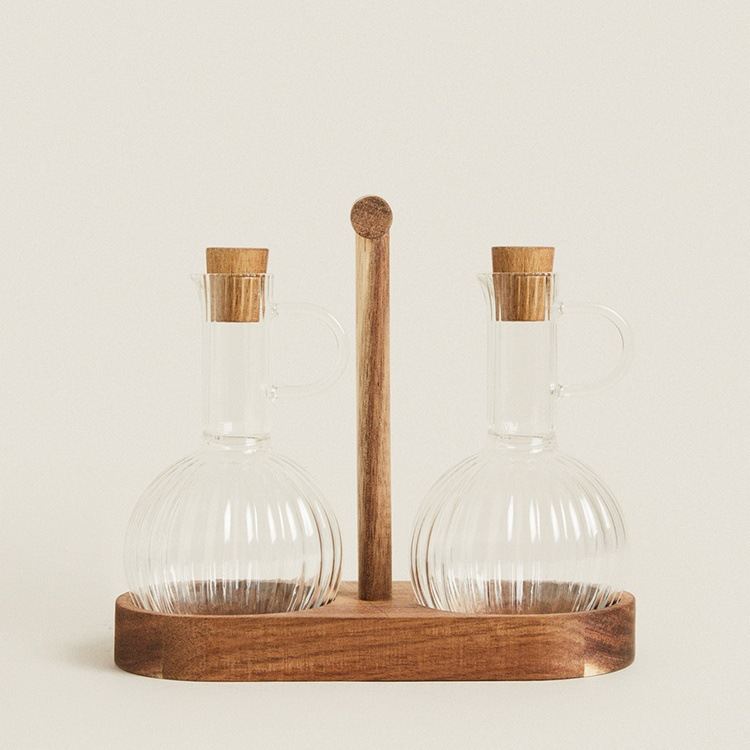 Kitchen Oil Dispenser Made Of Heat-resistant Borosilicate Glass With A Wooden Stopper