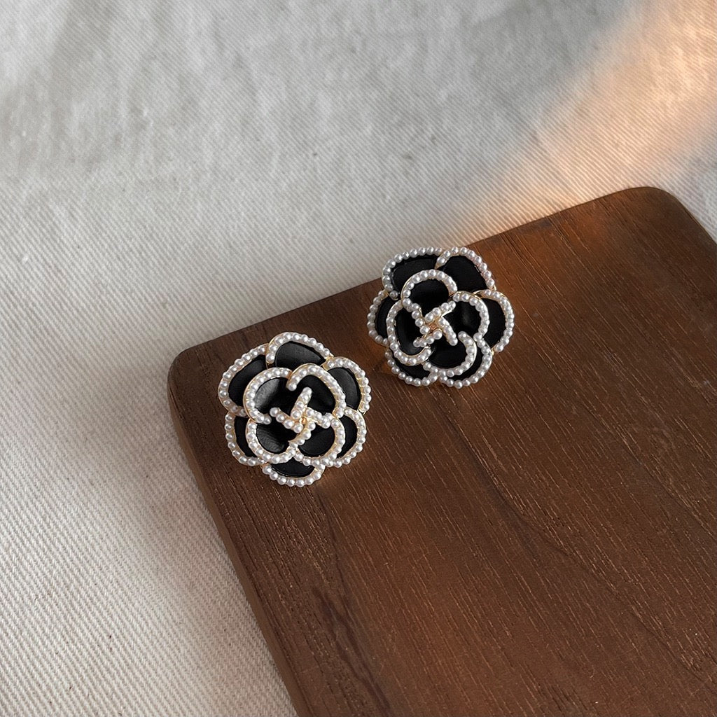 Retro Pearl Black Enamel Stud Earrings For Women Vintage Style Earrings Elegant Gift