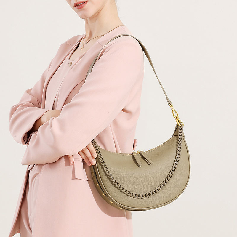 Fashionable Shoulder Bag With A Luxurious Chain Suitable For Cross-body Wear