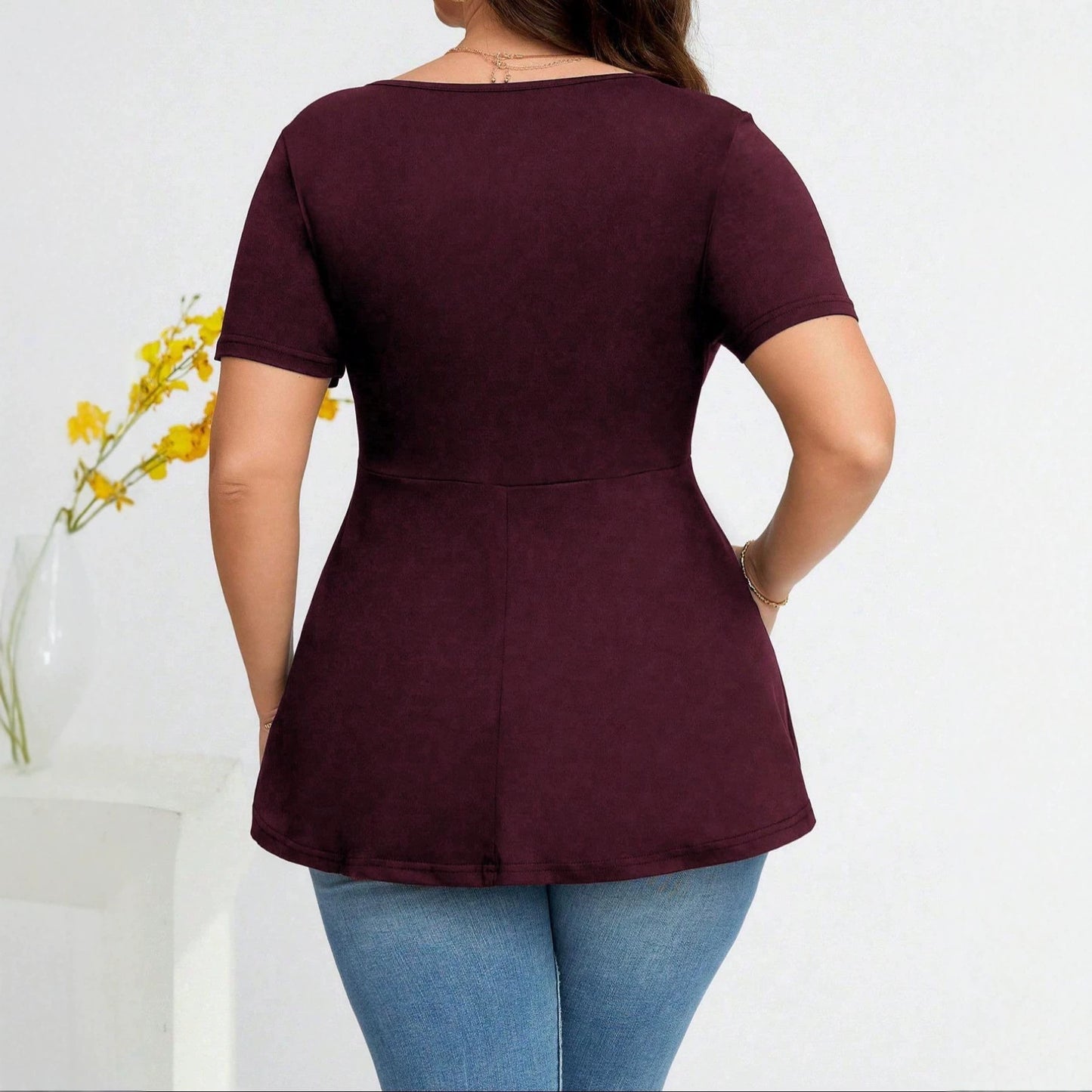 New Stylish And Elegant Solid-color V-neck Short-sleeve Top With A Buckle Detail