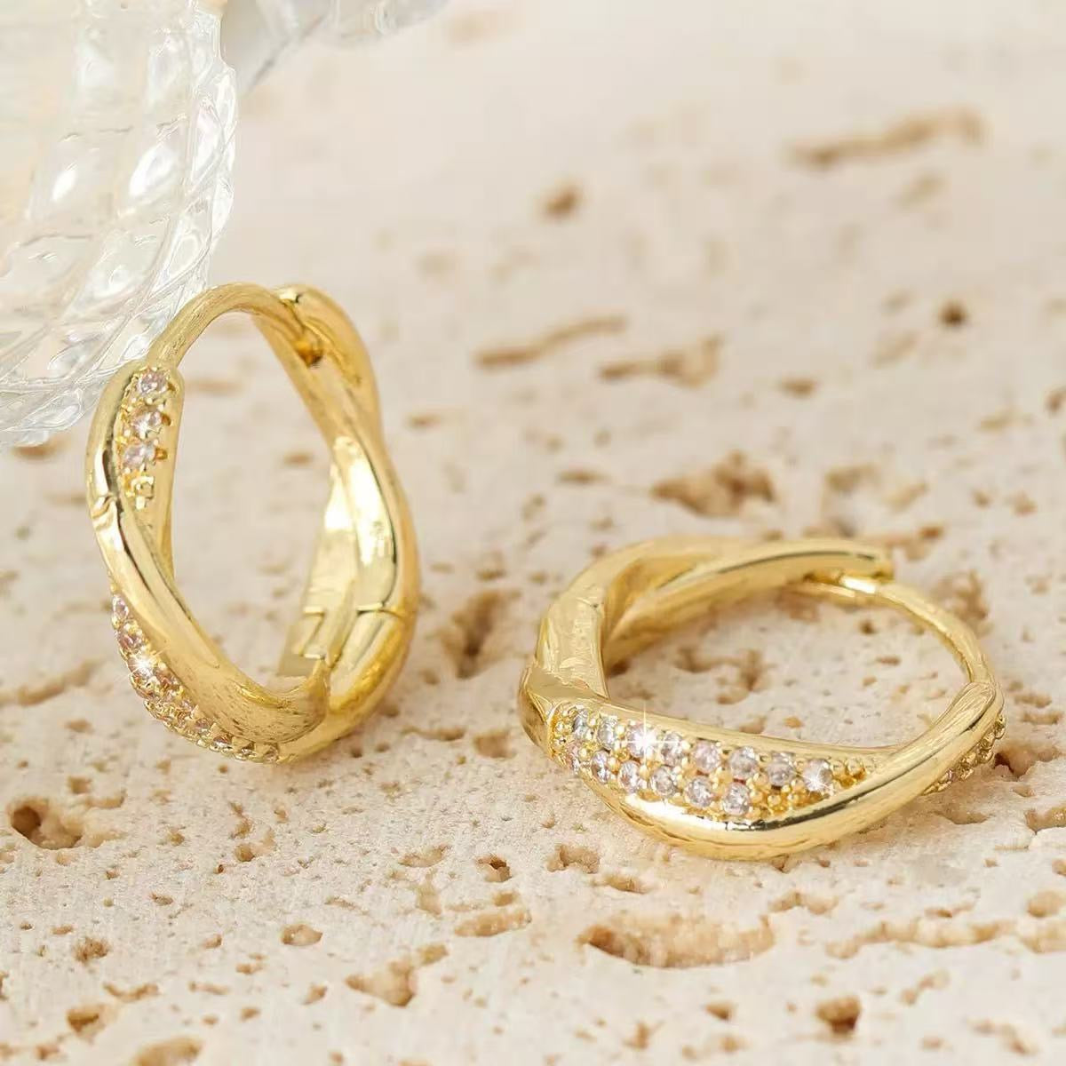 2026 New Micro Paved Zircon Gold Twist Earrings For Women Luxury Niche Elegant Ear Cuffs