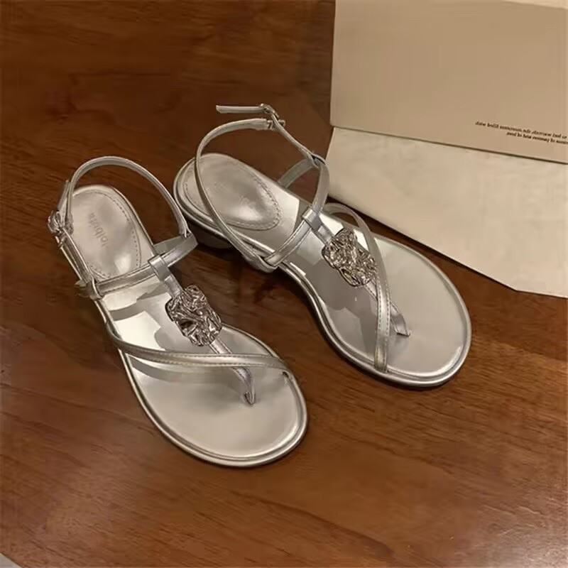 Women Minimalist Crumpled Metal Decor Thong Flat Sandals