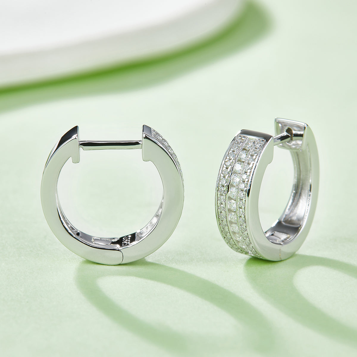 4.1g S925 Sterling Silver 86 Stone Moissanite Hoop Earrings  Chunky Pave Huggie Hoops With GRA Certificate, Platinum Plated Jewelry Gift Box Set For Women