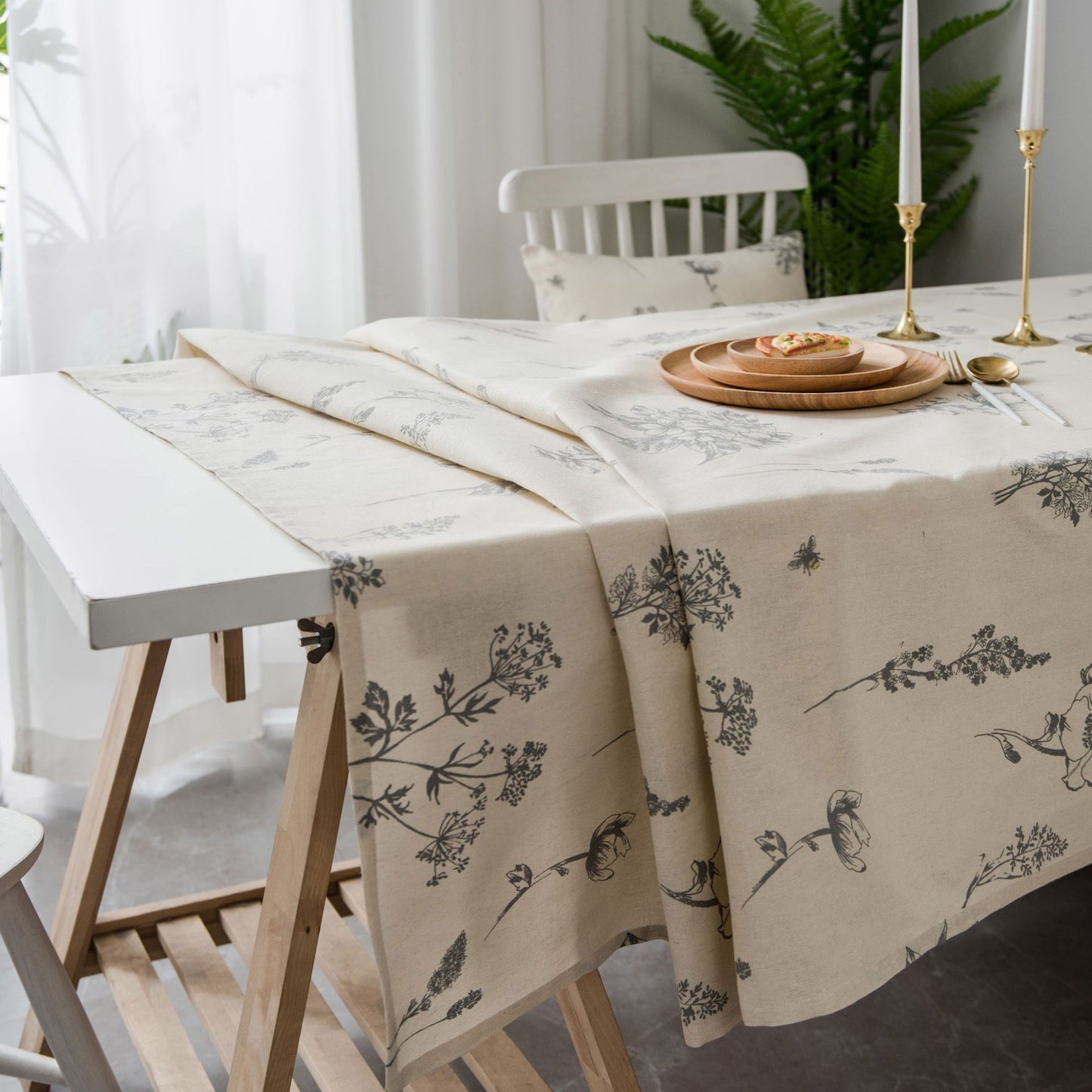Kitchen Tablecloth With Little Bee And Blue Flower Print
