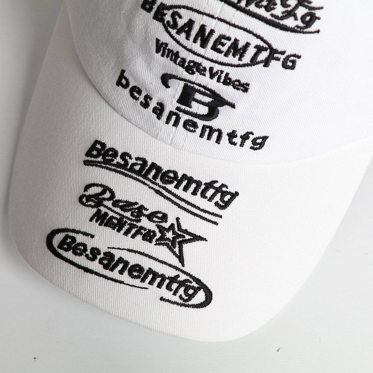 Men's Black And White Multi-letter Curved Brim Adjustable Trendy Baseball Cap Suitable For Outdoor Outings And Daily Date Wear