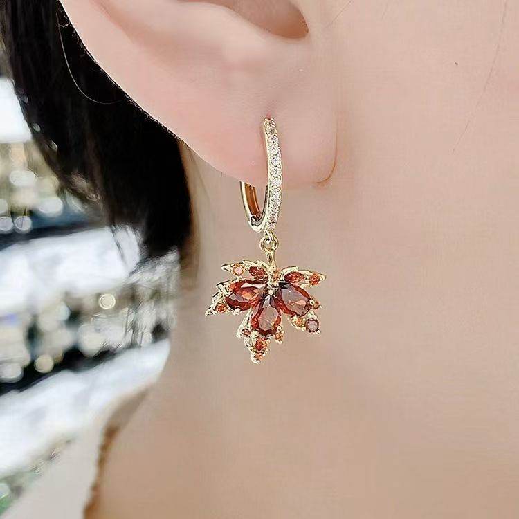 New Delicate Red Maple Leaf Ear Buckles, Light Luxury Vintage Stylish Earrings, Sweet And Elegant Ear Accessories.
