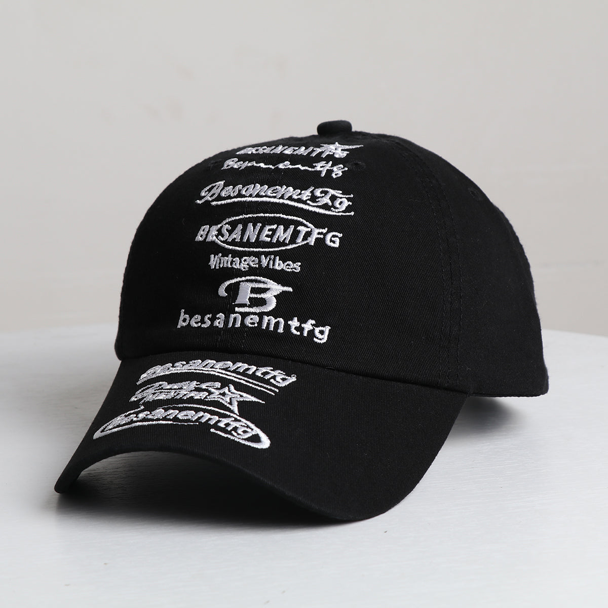 Men's Black And White Multi-letter Curved Brim Adjustable Trendy Baseball Cap Suitable For Outdoor Outings And Daily Date Wear