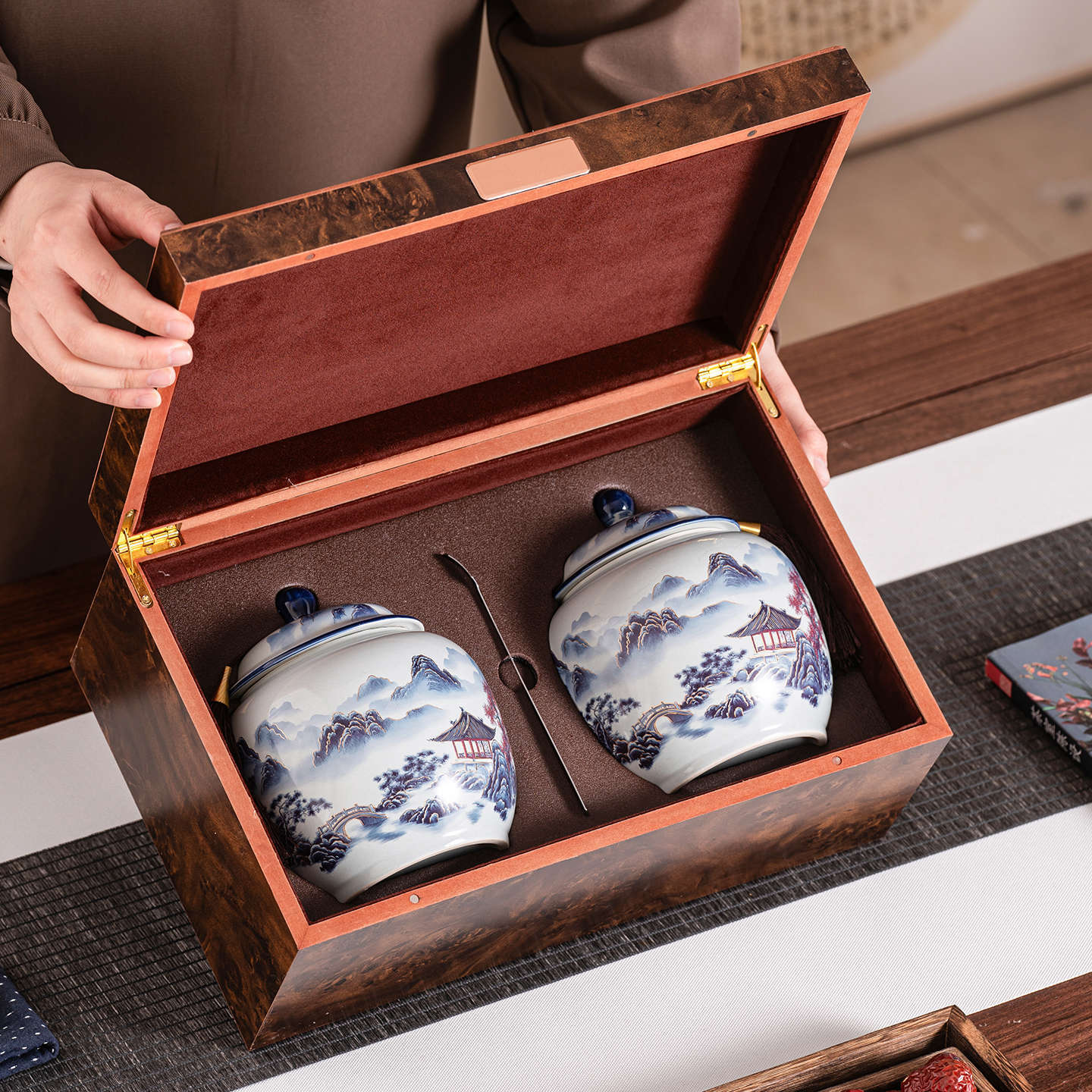 Chinese-style Ceramic Tea Caddy Gift Set