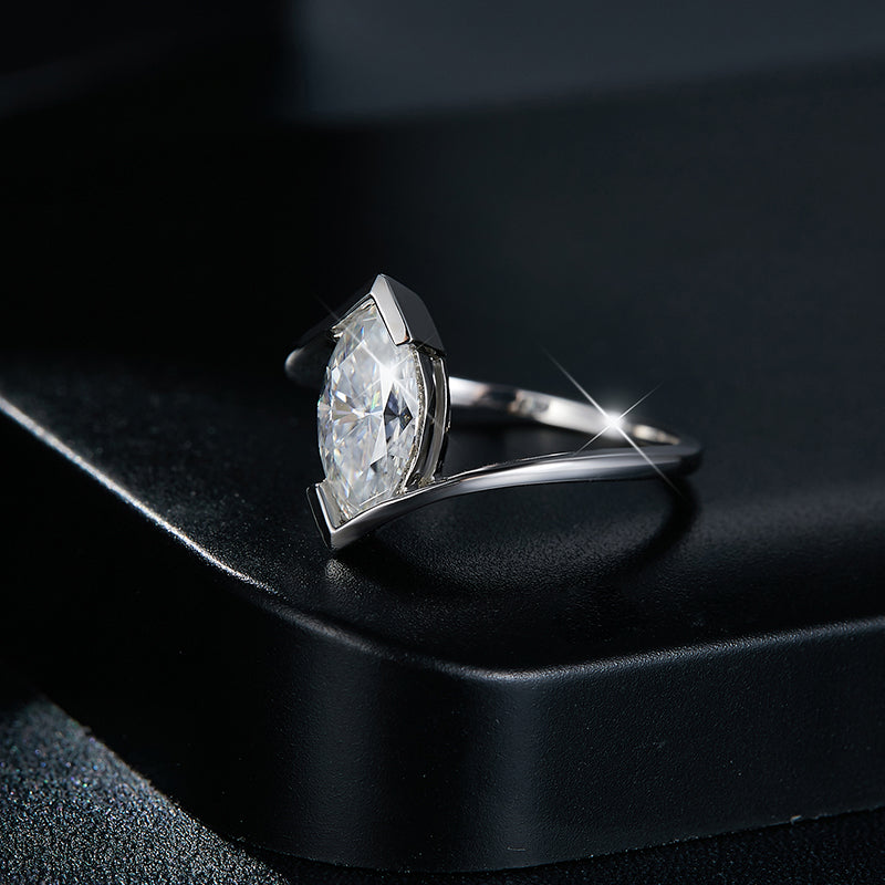 Engraved With Top-quality Moissanite, This Luxurious And Fashionable Minimalist Jewelry Set Features Exquisite Silver Accessories For Ladies. Made Of S925 Silver With Electroplated Platinum.