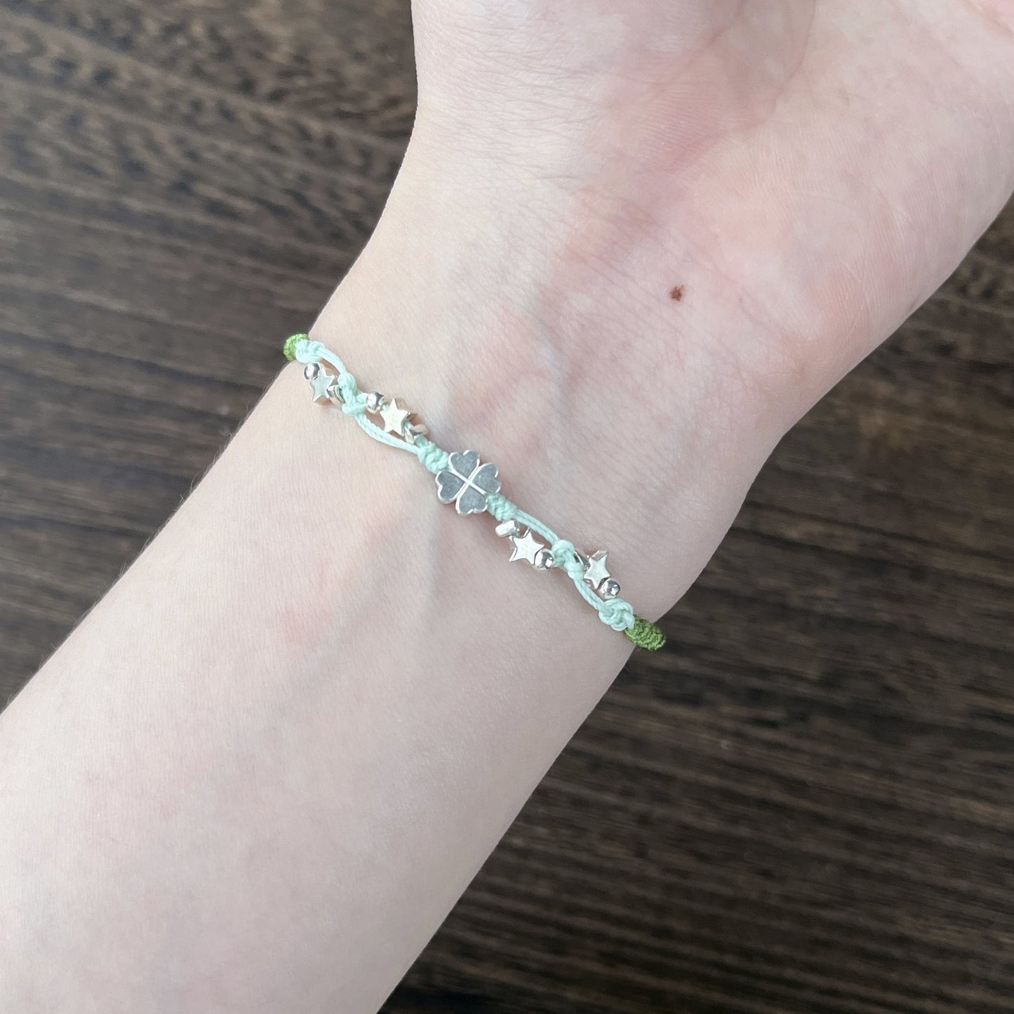Sleek And Stylish Four-leaf Clover Bracelet For Apple Devices