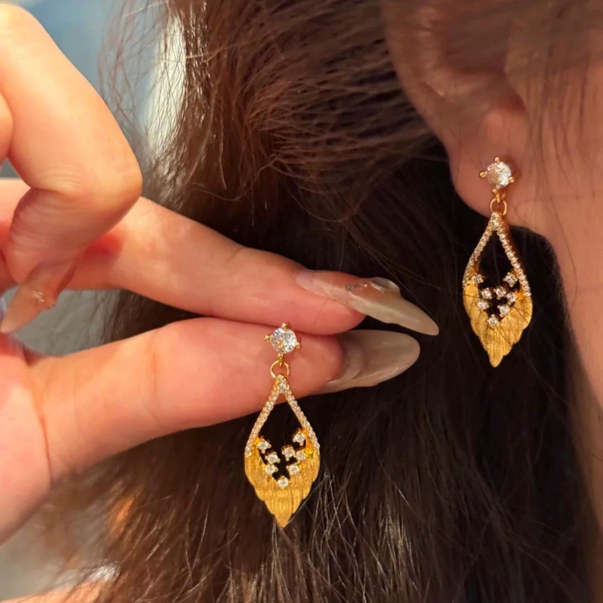 2026 New Golden Brushed Feather Earrings For Women, Retro Light Luxury Brushed Studs With Rhinestone Inlay Fashion Ear Jewelry