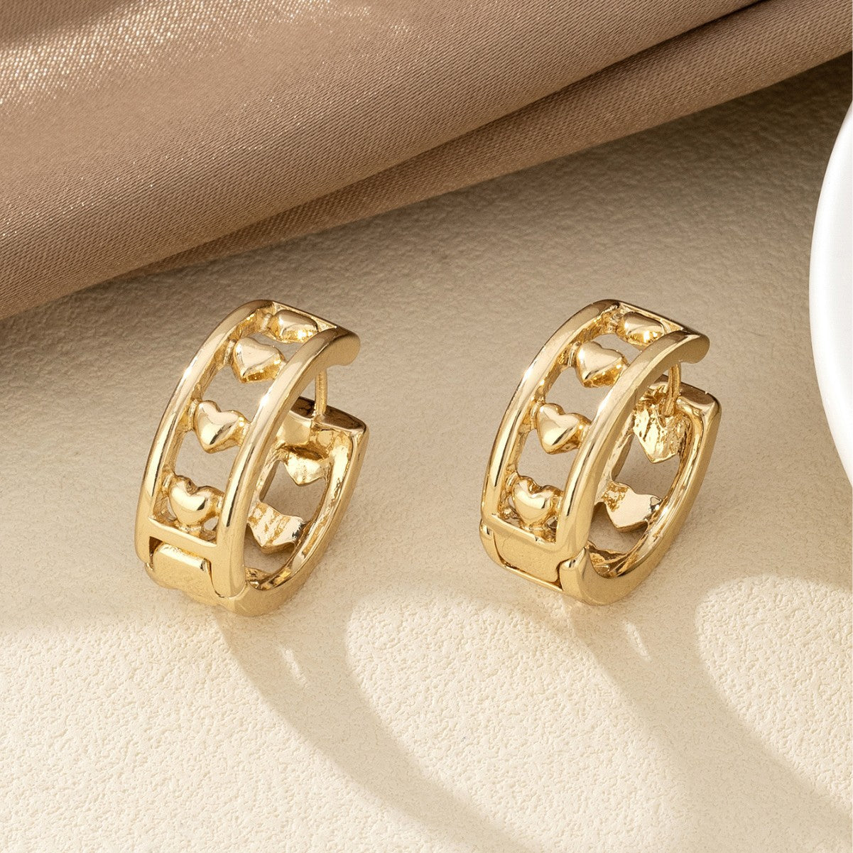 Minimal Hollow Heart Hoop Earrings For Women, Unique Niche High-End Retro Hot Selling Versatile All-Match Cross-Border Fashion Ear Jewelry