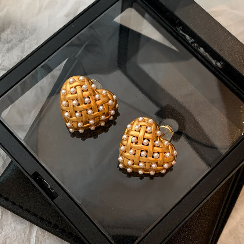 Retro Pearl Hollow Heart Stud Niche Design Matte Gold Earrings Simple And Stylish Ear Accessories For Women