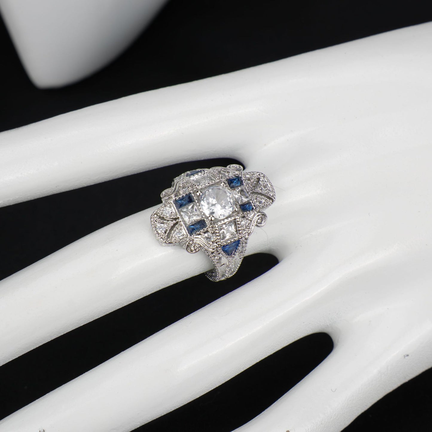 Hot Sale High-end Sapphire Topaz Embossed Pattern Fashion Jewelry, Light Luxury Temperament Accessories
