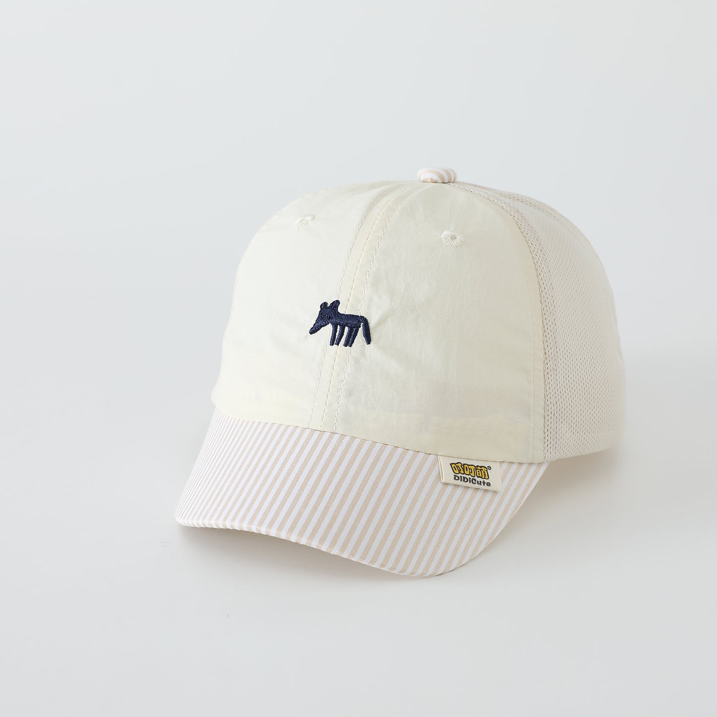 The New Men's And Women's Embroidered Fox-patterned Pointed-mouth Baseball Cap With A Stylish And Simple Design Featuring A Velcro Fastening Is Suitable For Daily Outdoor Use.